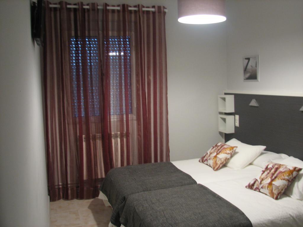Hostal Meson Do Loyo Portomarin Rum bild
