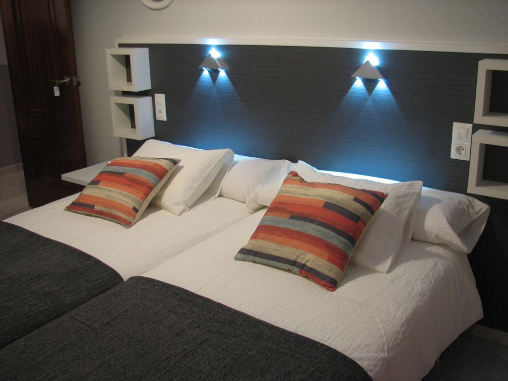 Hostal Meson Do Loyo Portomarin Rum bild
